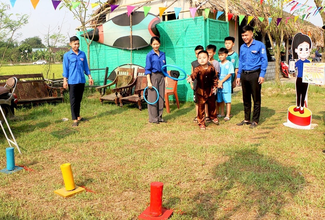 Du khách đến Thôn trang Liên Nhật tham gia trải nghiệm trò chơi dân gian. Ảnh: Hưng Phúc. Du khách đến Thôn trang Liên Nhật tham gia trải nghiệm trò chơi dân gian. Ảnh: Hưng Phúc.