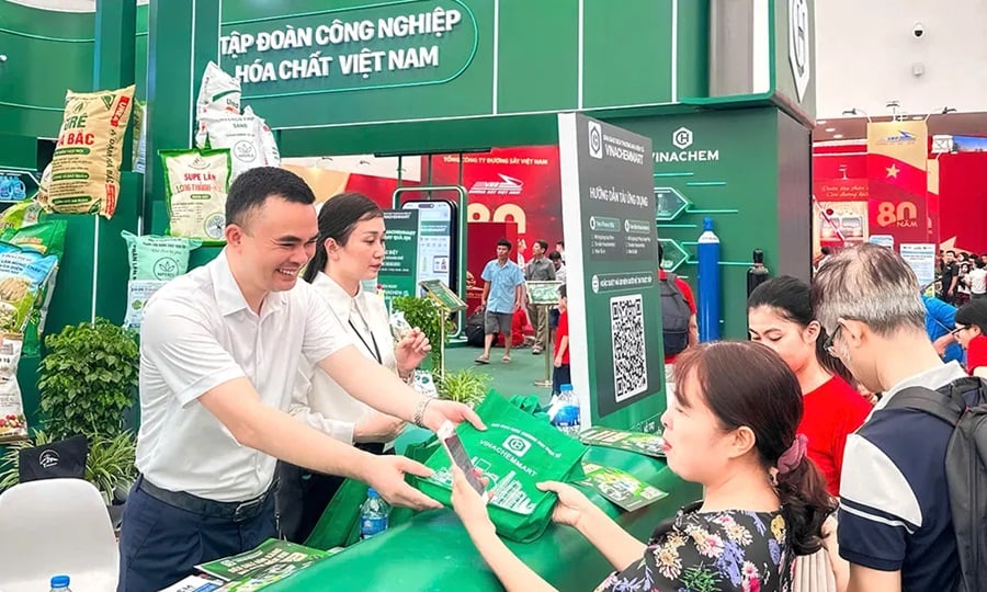 Ông Đào Trọng Cường, Phó Tổng Giám đốc Vinachem trao quà lưu niệm cho khách tham quan gian hàng của Tập đoàn Hóa chất Việt Nam. Ảnh: Vinachem. Ông Đào Trọng Cường, Phó Tổng Giám đốc Vinachem trao quà lưu niệm cho khách tham quan gian hàng của Tập đoàn Hóa chất Việt Nam. Ảnh: Vinachem.