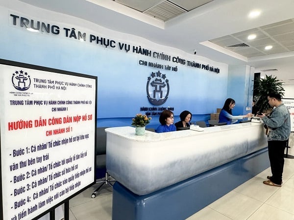 Người dân đến làm thủ tục tại Trung tâm Phục vụ hành chính công chi nhánh 1 TP Hà Nội. Ảnh: Thùy Linh. Người dân đến làm thủ tục tại Trung tâm Phục vụ hành chính công chi nhánh 1 TP Hà Nội. Ảnh: Thùy Linh.