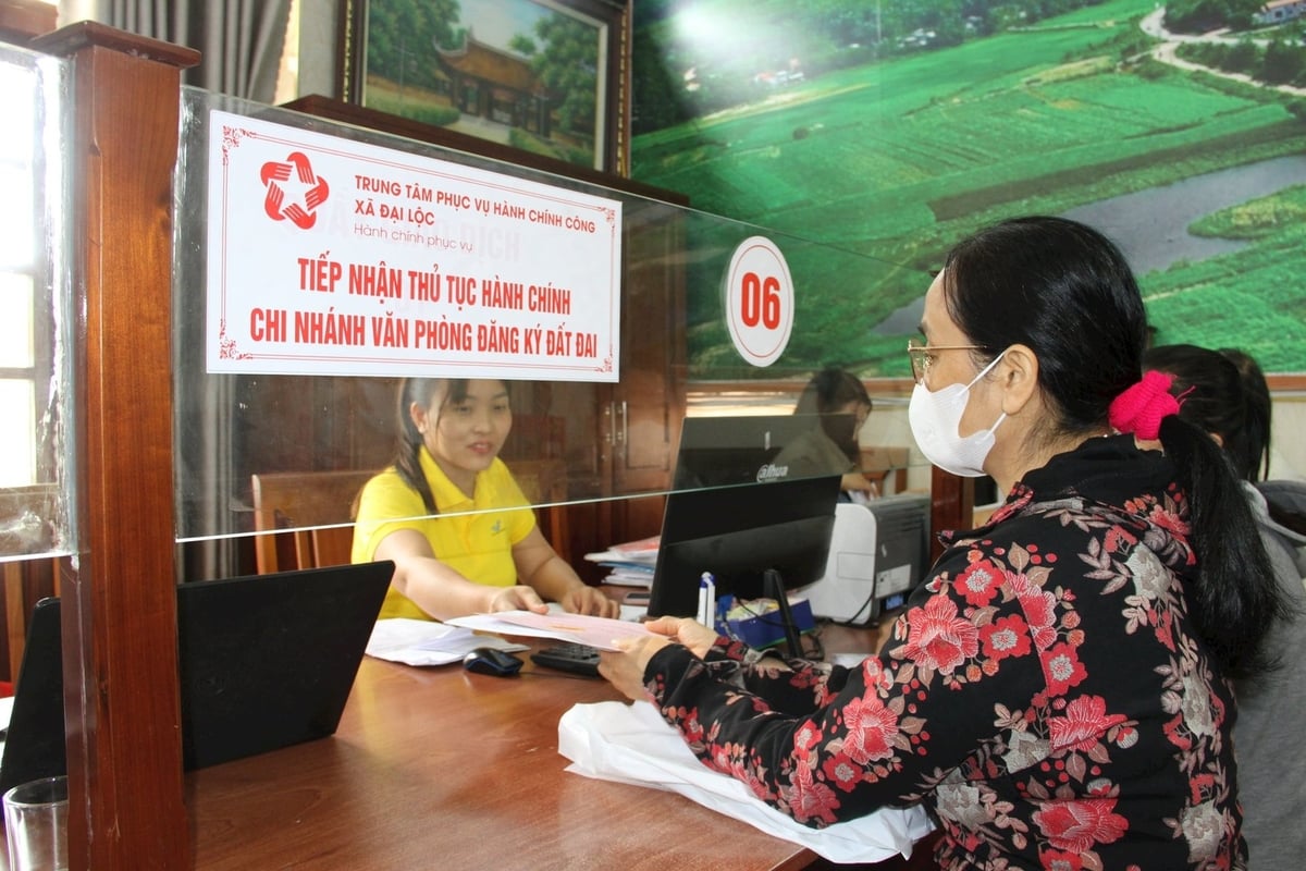 Văn bản hợp nhất đã quy định rõ nhiều quy định liên quan đến giấy chứng nhận quyền sử dụng đất như: Trình tự, thủ tục cấp Giấy chứng nhận quyền sử dụng đất, quyền sở hữu tài sản gắn liền với đất lần đầu... Ảnh: Trọng Hùng.