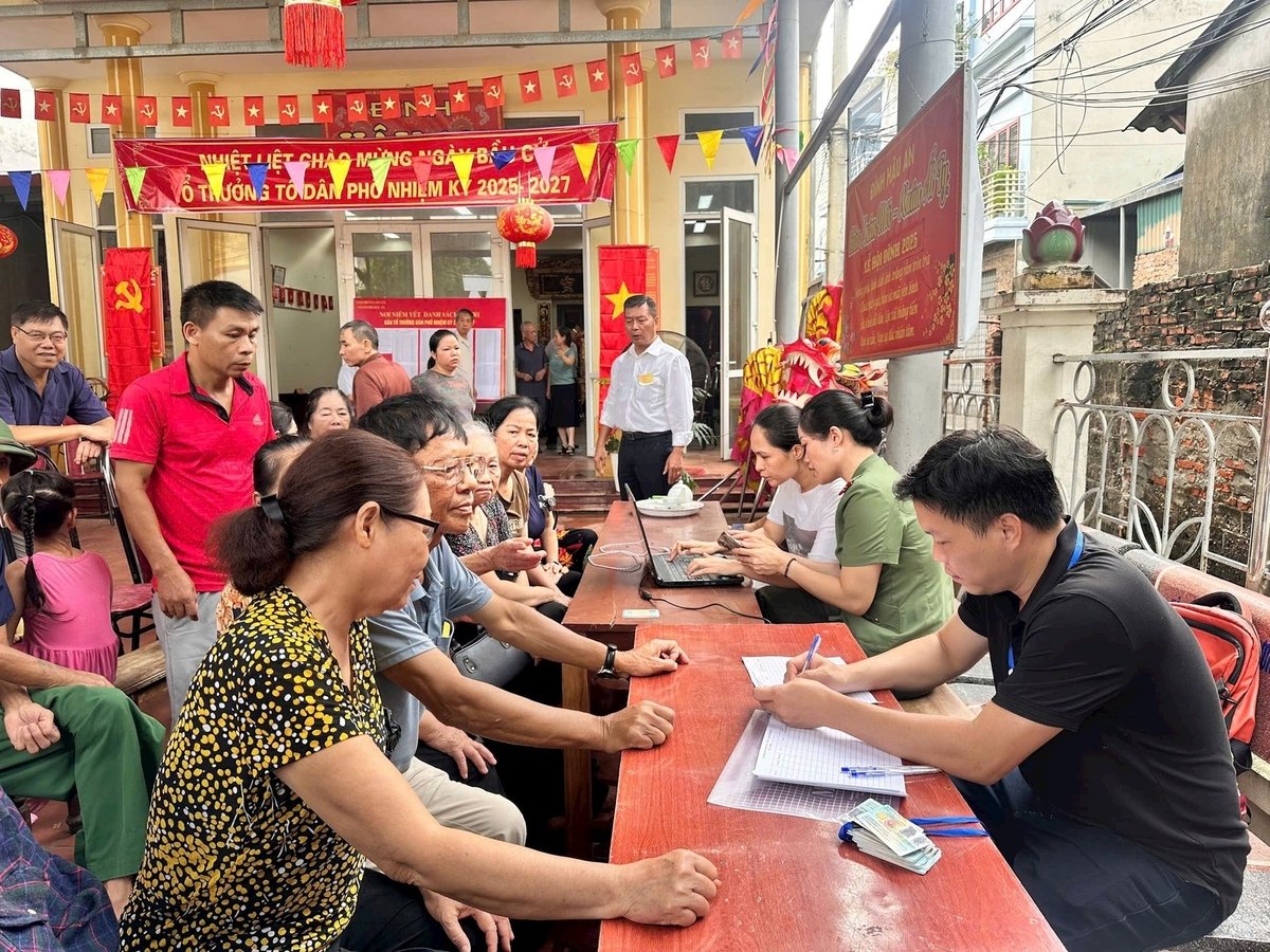 Phường Sơn Tây khẩn trương, nhanh chóng chi trả tiền Tết Độc lập đến tay người dân. Ảnh: Phạm Hảo. Phường Sơn Tây khẩn trương, nhanh chóng chi trả tiền Tết Độc lập đến tay người dân. Ảnh: Phạm Hảo.