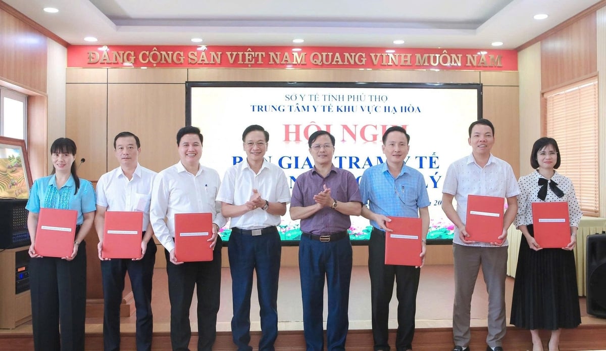 Lãnh đạo Sở Y tế, Trung tâm Y tế khu vực Hạ Hòa và lãnh đạo các xã ký kết biên bản bàn giao trạm y tế. Ảnh: Sở Y tế Phú Thọ. Lãnh đạo Sở Y tế, Trung tâm Y tế khu vực Hạ Hòa và lãnh đạo các xã ký kết biên bản bàn giao trạm y tế. Ảnh: Sở Y tế Phú Thọ.