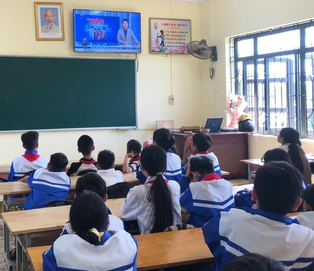 Một lớp học của Trường THCS Thị trấn Đu xem video chuyên đề về phòng, chống tác hại thuốc lá. Ảnh: Quang Linh. Một lớp học của Trường THCS Thị trấn Đu xem video chuyên đề về phòng, chống tác hại thuốc lá. Ảnh: Quang Linh.
