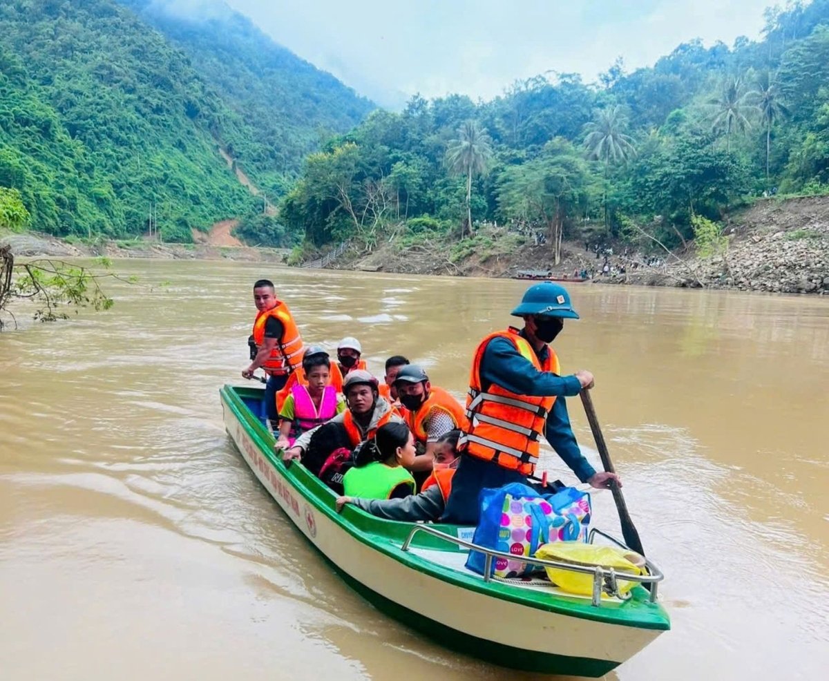 Việc dùng thuyền chở học sinh đến trường chỉ là giải pháp tình thế, bất khả kháng, nguy cơ mất an toàn nếu mưa lũ xảy ra là khá cao. Ảnh: UBND xã Lượng Minh. Việc dùng thuyền chở học sinh đến trường chỉ là giải pháp tình thế, bất khả kháng, nguy cơ mất an toàn nếu mưa lũ xảy ra là khá cao. Ảnh: UBND xã Lượng Minh.