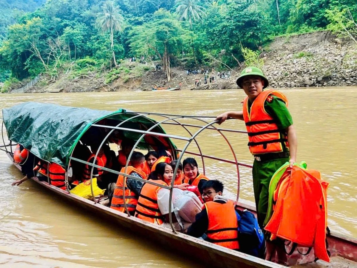 Những chuyến thuyền lực lượng Công an, quân sự chở học sinh vượt sông đến trường sáng ngày 3/9. Ảnh: UBND xã Lượng Minh. Những chuyến thuyền lực lượng Công an, quân sự chở học sinh vượt sông đến trường sáng ngày 3/9. Ảnh: UBND xã Lượng Minh.