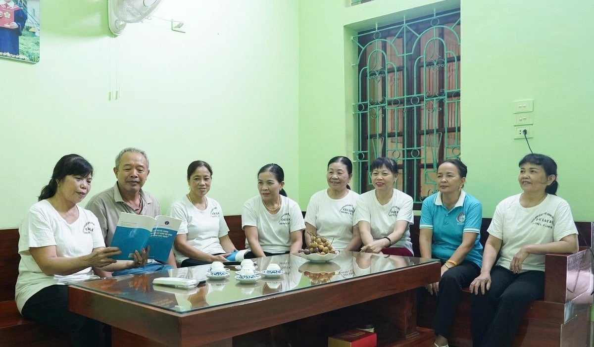 Câu lạc bộ 'Gia đình có sức khỏe – Không khói thuốc' đến từng nhà tuyên truyền người dân tác hại của thuốc lá. Ảnh: Thanh Tâm. Câu lạc bộ 'Gia đình có sức khỏe – Không khói thuốc' đến từng nhà tuyên truyền người dân tác hại của thuốc lá. Ảnh: Thanh Tâm.