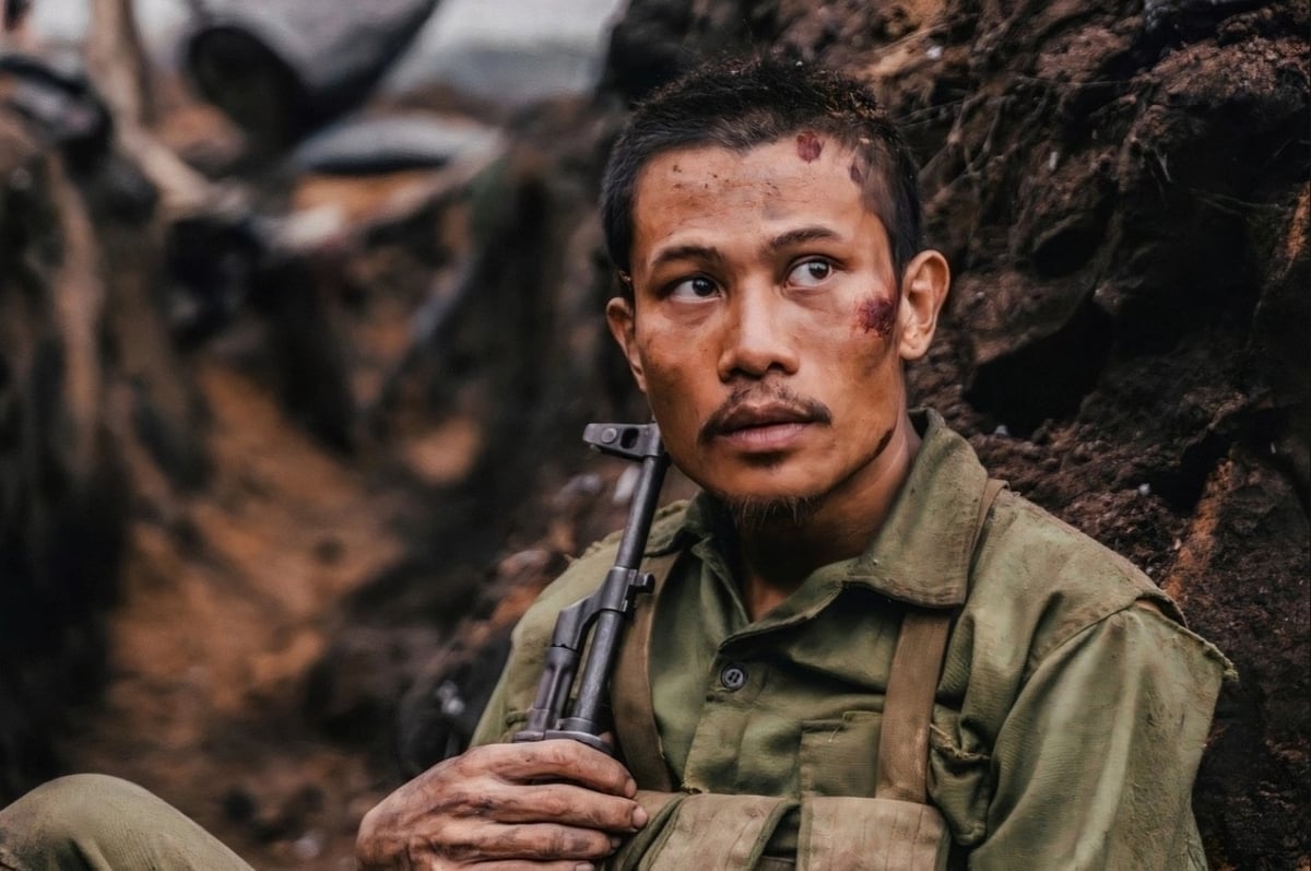 Bằng việc đưa 'Mưa đỏ' lên màn ảnh, những người làm phim đã một lần nữa làm sống lại quá khứ, để chiến tranh không phải là một trang sách đã gấp lại, mà vẫn đang run rẩy trong ký ức tập thể. Ảnh: NSX phim. Bằng việc đưa 'Mưa đỏ' lên màn ảnh, những người làm phim đã một lần nữa làm sống lại quá khứ, để chiến tranh không phải là một trang sách đã gấp lại, mà vẫn đang run rẩy trong ký ức tập thể. Ảnh: NSX phim.