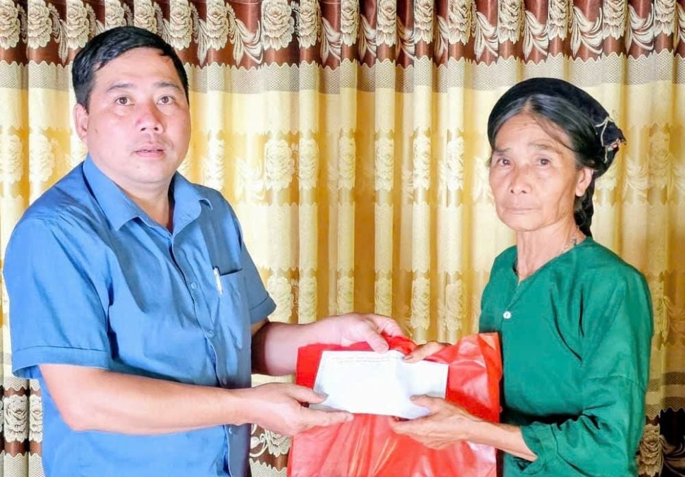 Phó Chủ tịch UBND xã Thượng Nông Nguyễn Văn Cướng tặng quà gia đình người có công nhân dịp 27-7. Ảnh: Thủy Nhi. Phó Chủ tịch UBND xã Thượng Nông Nguyễn Văn Cướng tặng quà gia đình người có công nhân dịp 27-7. Ảnh: Thủy Nhi.