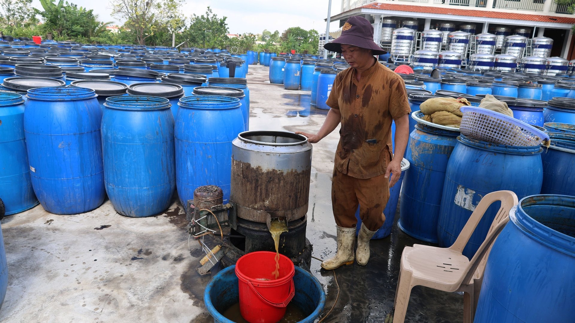 Các nguyên liệu cũng như máy móc, công đoạn sản xuất được làm công khai ngay trong khuôn viên chùa Hồi Long, xã Hoằng Thanh, tỉnh Thanh Hóa. Các nguyên liệu cũng như máy móc, công đoạn sản xuất được làm công khai ngay trong khuôn viên chùa Hồi Long, xã Hoằng Thanh, tỉnh Thanh Hóa.