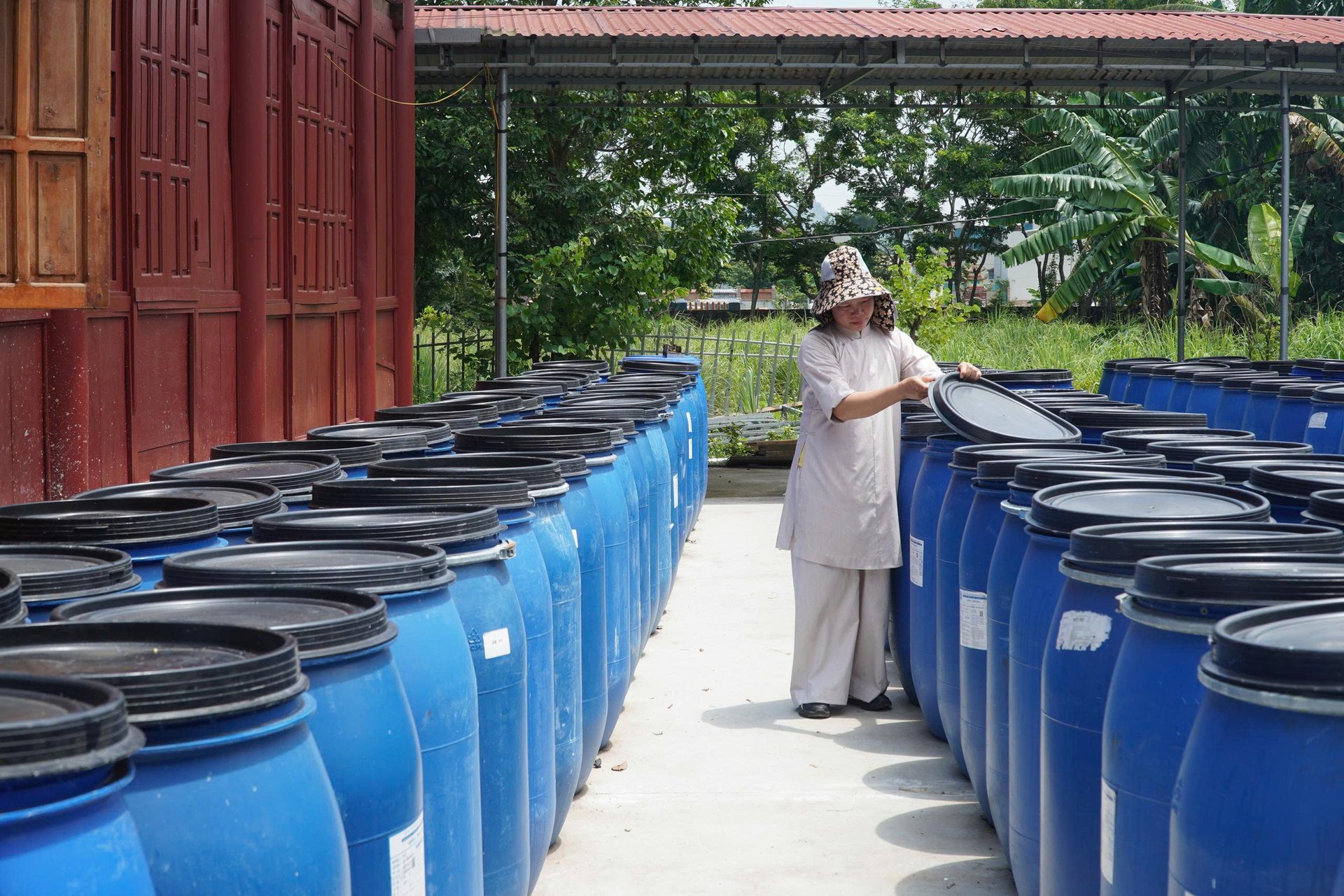 Năm 2023 sư thầy Thích Đàm Ngoan đã tặng 15 tấn dầu gội cho Đoàn Đại biểu Quốc hội tỉnh Điện Biên làm quà. Ngoài ra, năm đó các địa phương thường xuyên bão lũ, sư Ngoan đi từ thiện rất nhiều. Bị thâm hụt nguồn vốn, đến năm 2024 để tái sản xuất và đầu tư hệ thống máy móc sư Ngoan mới bắt đầu bán các sản phẩm trên các nền tảng bán hàng. Năm 2023 sư thầy Thích Đàm Ngoan đã tặng 15 tấn dầu gội cho Đoàn Đại biểu Quốc hội tỉnh Điện Biên làm quà. Ngoài ra, năm đó các địa phương thường xuyên bão lũ, sư Ngoan đi từ thiện rất nhiều. Bị thâm hụt nguồn vốn, đến năm 2024 để tái sản xuất và đầu tư hệ thống máy móc sư Ngoan mới bắt đầu bán các sản phẩm trên các nền tảng bán hàng.