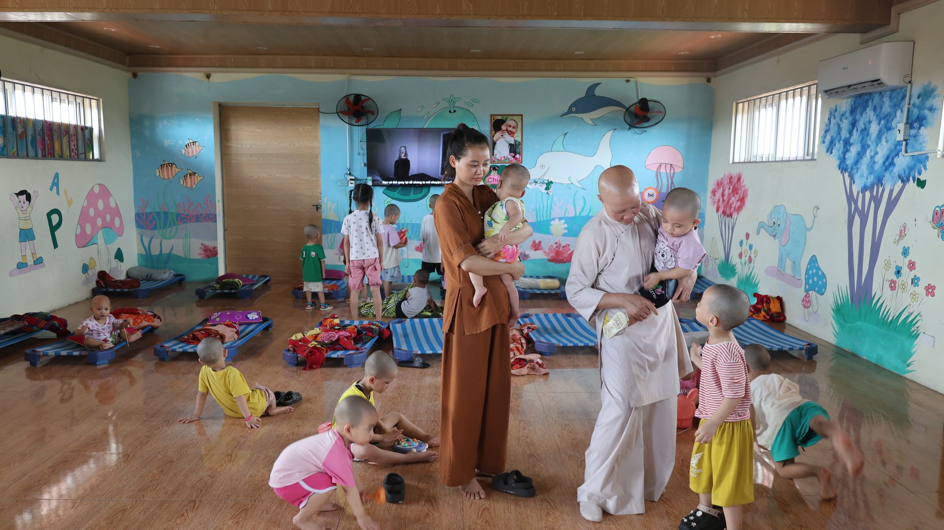 Lợi nhuận từ bán hàng, trở thành nguồn kinh phí chính cho hoạt động từ thiện của chùa, góp phần nuôi dưỡng hơn 30 trẻ em có hoàn cảnh bất hạnh. Lợi nhuận từ bán hàng, trở thành nguồn kinh phí chính cho hoạt động từ thiện của chùa, góp phần nuôi dưỡng hơn 30 trẻ em có hoàn cảnh bất hạnh.
