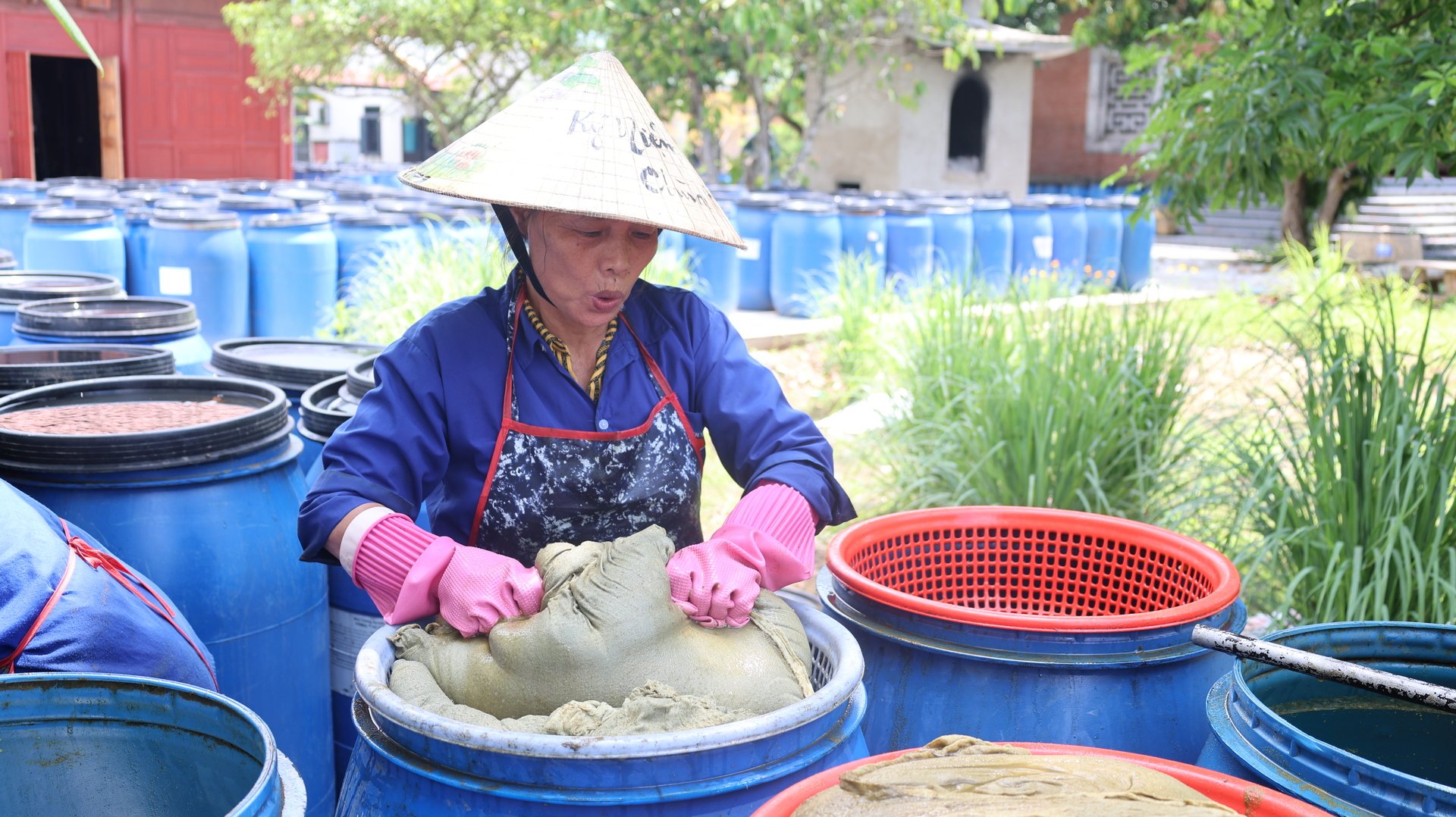 Làm các sản phẩm hữu cơ rất tốn công, tốn sức nhưng sẽ tốt cho sức khỏe người tiêu dùng. Làm các sản phẩm hữu cơ rất tốn công, tốn sức nhưng sẽ tốt cho sức khỏe người tiêu dùng.