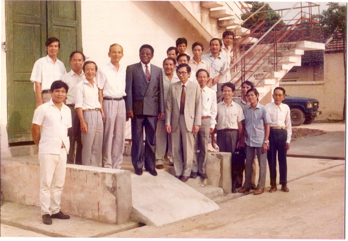 Tổng Cục trưởng Trần Văn An đón tiếp Ngài GOP OBASI, Tổng Thư ký Tổ chức Khí tượng Thế giới thăm và làm việc với ngành khí tượng thủy văn (năm 1990). Ảnh tư liệu của gia đình. Tổng Cục trưởng Trần Văn An đón tiếp Ngài GOP OBASI, Tổng Thư ký Tổ chức Khí tượng Thế giới thăm và làm việc với ngành khí tượng thủy văn (năm 1990). Ảnh tư liệu của gia đình.
