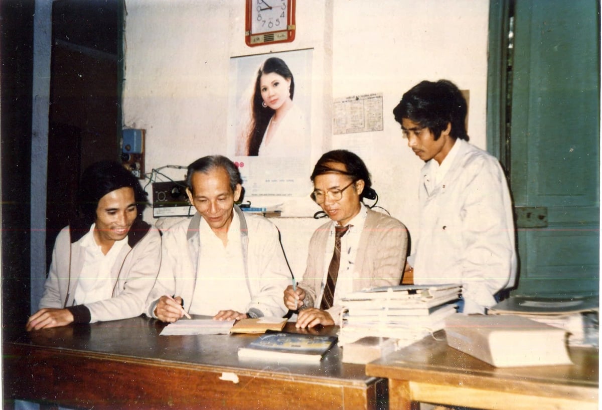 Tổng Cục trưởng Trần Văn An (người thứ hai từ trái sang) trực lũ bão cùng cán bộ dự báo viên Cục Dự báo, Tổng cục Khí tượng thủy văn. Ảnh tư liệu của gia đình. Tổng Cục trưởng Trần Văn An (người thứ hai từ trái sang) trực lũ bão cùng cán bộ dự báo viên Cục Dự báo, Tổng cục Khí tượng thủy văn. Ảnh tư liệu của gia đình.