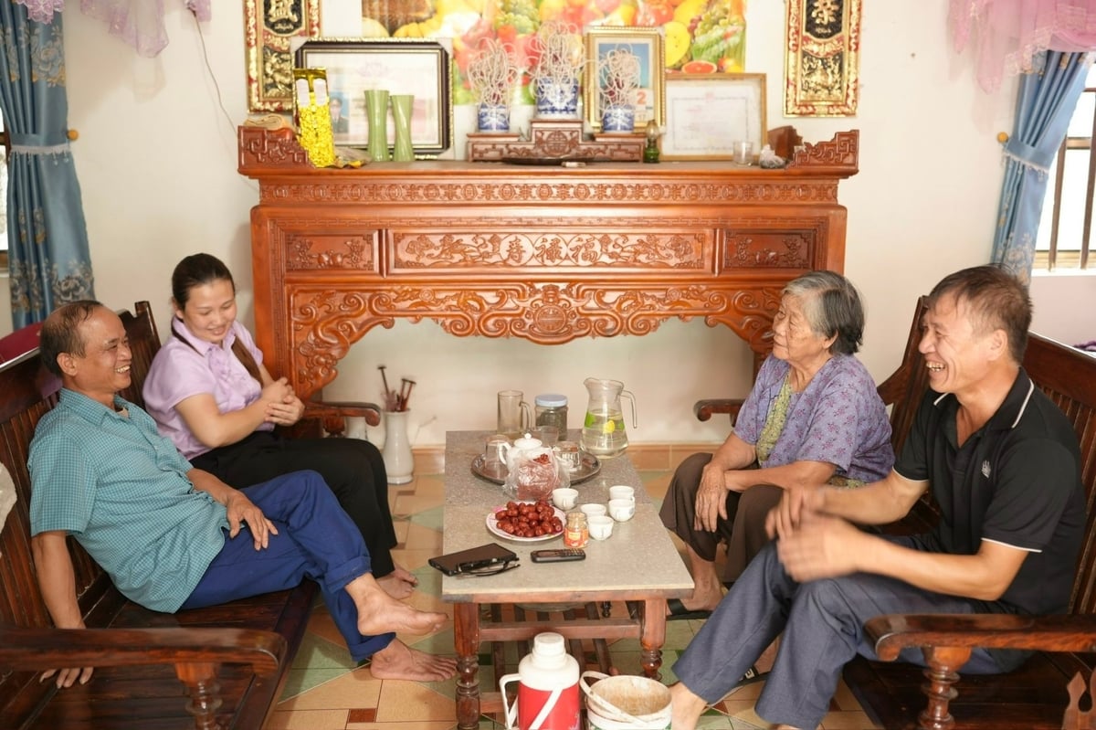 Nụ cười rạng rỡ của ông Ngô Tuấn Xuân – hộ nuôi ong tiêu biểu ở thôn Đồng Xuân khi cán bộ xã Tuấn Đạo về thăm. Ảnh: Phạm Minh. Nụ cười rạng rỡ của ông Ngô Tuấn Xuân – hộ nuôi ong tiêu biểu ở thôn Đồng Xuân khi cán bộ xã Tuấn Đạo về thăm. Ảnh: Phạm Minh.