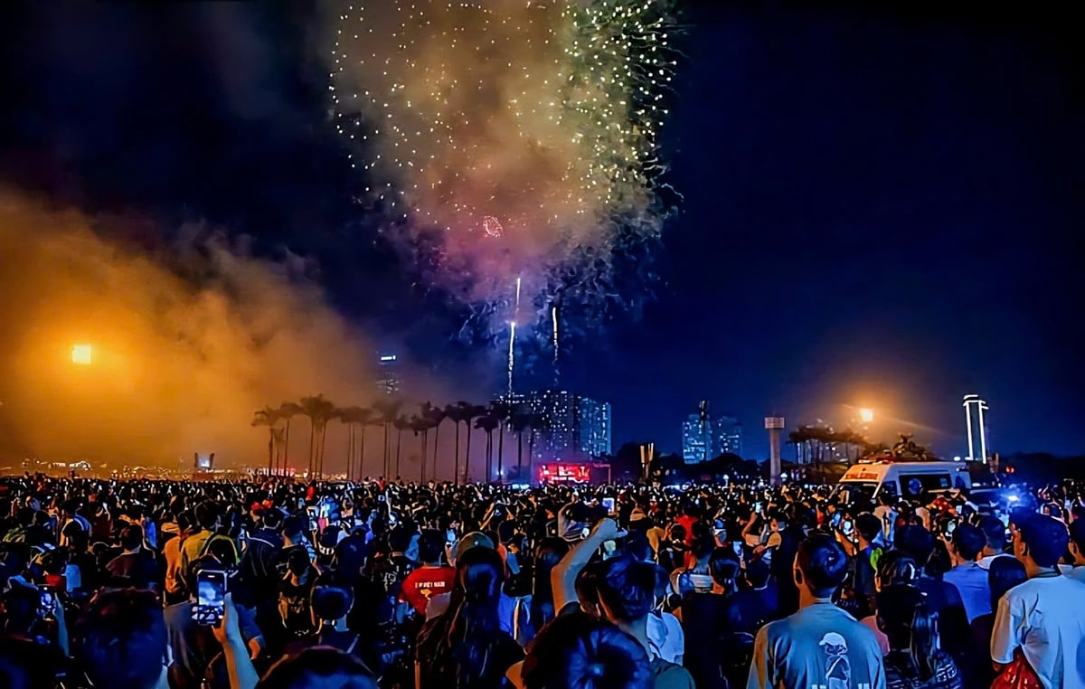 Cùng thời điểm 21h, những màn pháo hoa rực rỡ đã khiến đông đảo người dân ở những điểm cầu mãn nhãn trong đêm 2.9, mừng Tết Độc lập. Ảnh: Minh Sáng. Cùng thời điểm 21h, những màn pháo hoa rực rỡ đã khiến đông đảo người dân ở những điểm cầu mãn nhãn trong đêm 2.9, mừng Tết Độc lập. Ảnh: Minh Sáng.