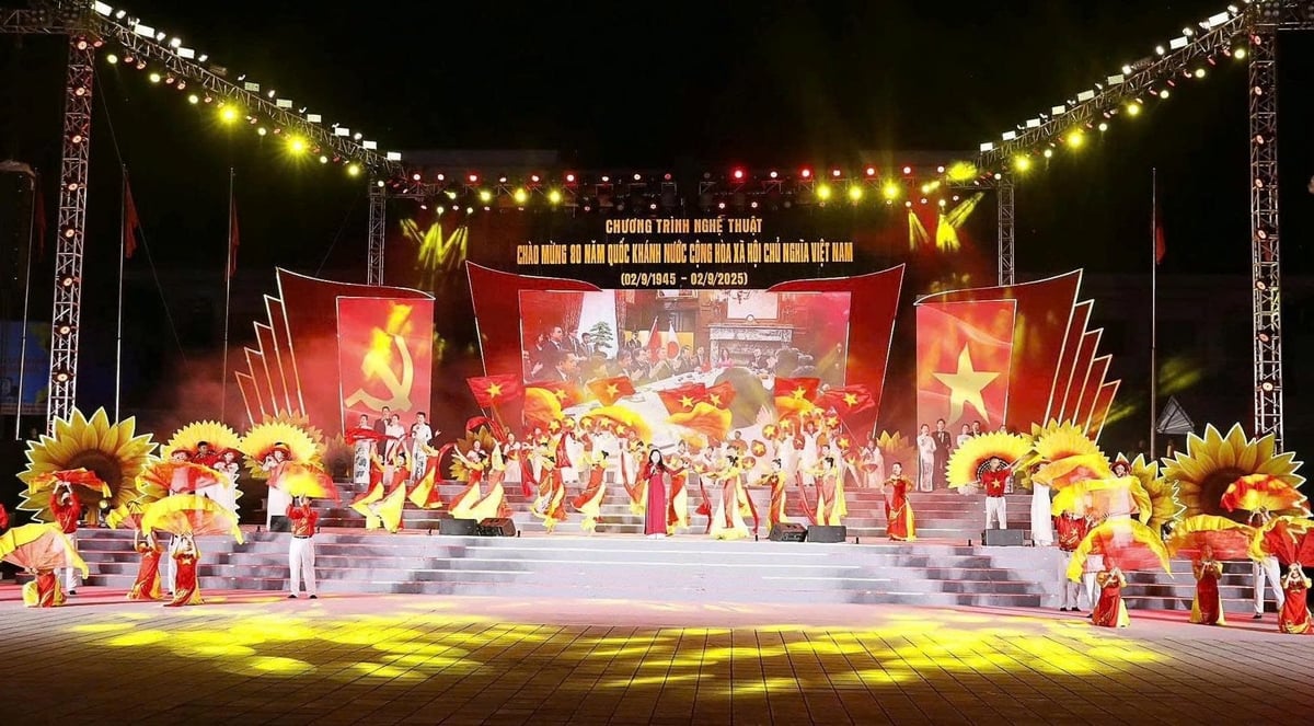 Toàn cảnh sân khấu rực rỡ sắc màu của chương trình nghệ thuật 'Vinh quang Việt Nam', tái hiện chặng đường lịch sử và khẳng định khát vọng phát triển, hội nhập của dân tộc. Ảnh: Hoàng Châu. Toàn cảnh sân khấu rực rỡ sắc màu của chương trình nghệ thuật 'Vinh quang Việt Nam', tái hiện chặng đường lịch sử và khẳng định khát vọng phát triển, hội nhập của dân tộc. Ảnh: Hoàng Châu.