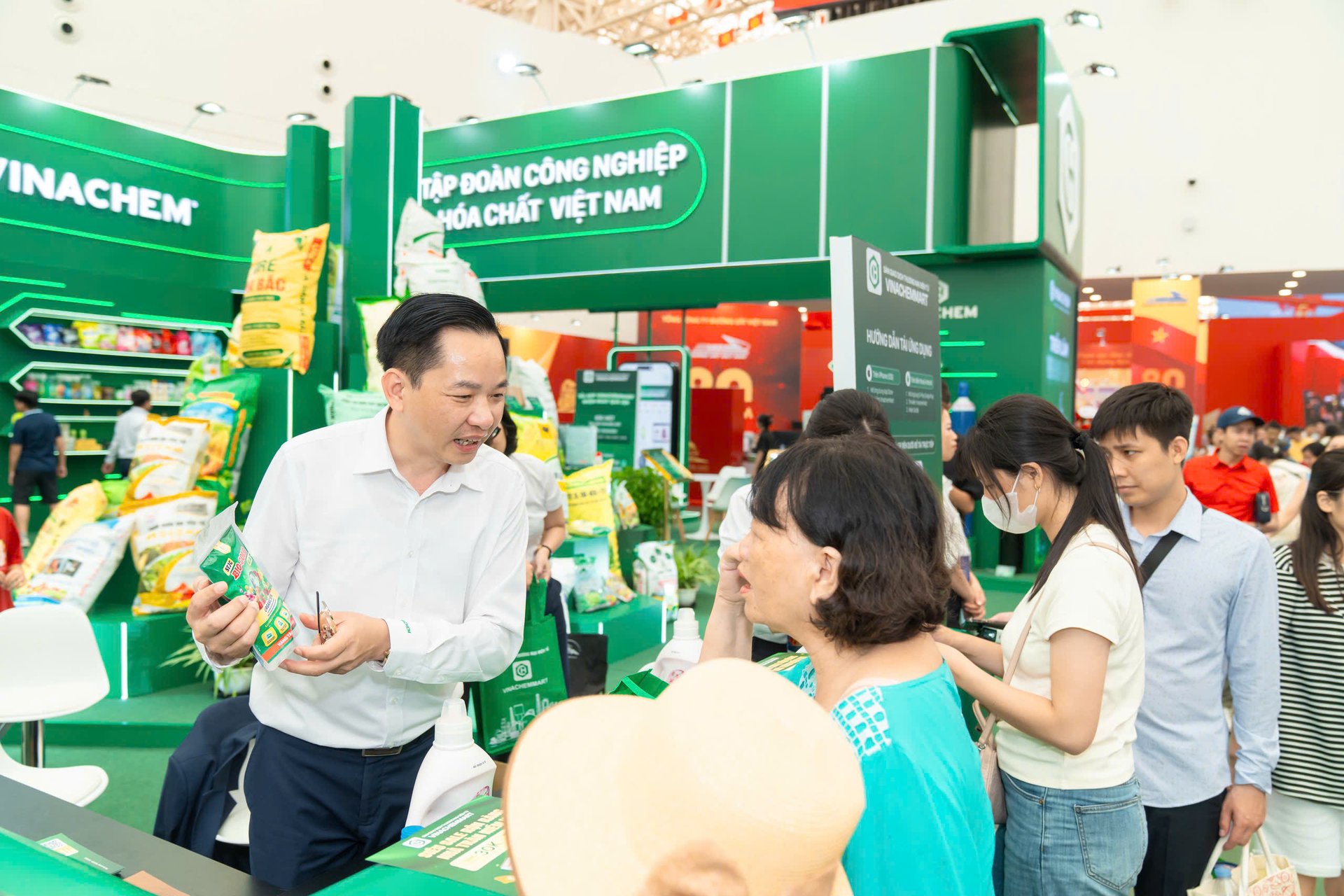 Ông Nguyễn Hữu Tú, Tổng Giám đốc Tập đoàn Hoá chất Việt Nam hướng dẫn khách tham quan tải ứng dụng Vinachemmart. Ảnh: Vinachem. Ông Nguyễn Hữu Tú, Tổng Giám đốc Tập đoàn Hoá chất Việt Nam hướng dẫn khách tham quan tải ứng dụng Vinachemmart. Ảnh: Vinachem.