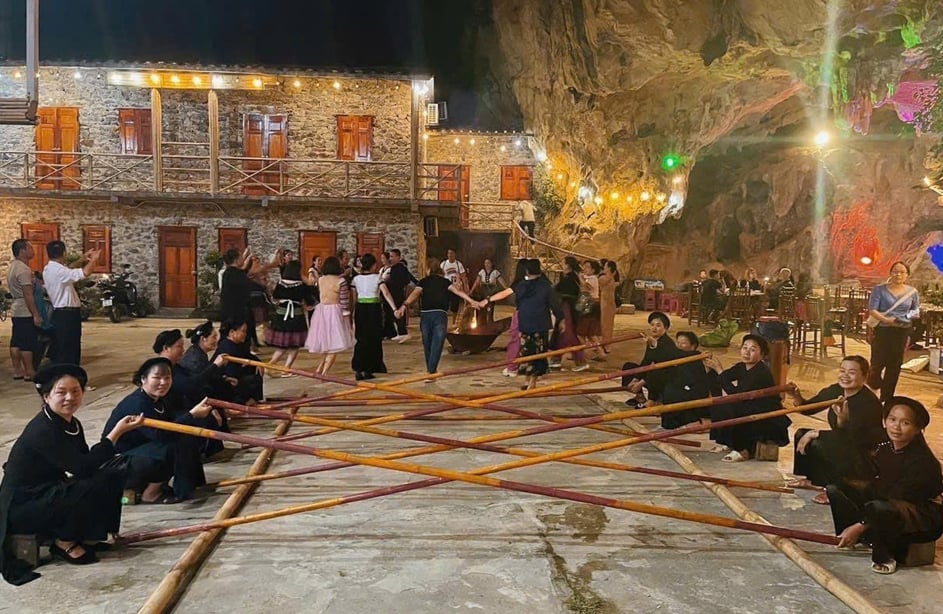 Hai homestay LansHomestay (OCOP 4 sao) và Yến Nhi Homestay (OCOP 3 sao) không chỉ góp phần tăng thu nhập cho người dân, mà còn quảng bá hình ảnh địa phương ra ngoài tỉnh. Ảnh: Bảo Hà. Hai homestay LansHomestay (OCOP 4 sao) và Yến Nhi Homestay (OCOP 3 sao) không chỉ góp phần tăng thu nhập cho người dân, mà còn quảng bá hình ảnh địa phương ra ngoài tỉnh. Ảnh: Bảo Hà.