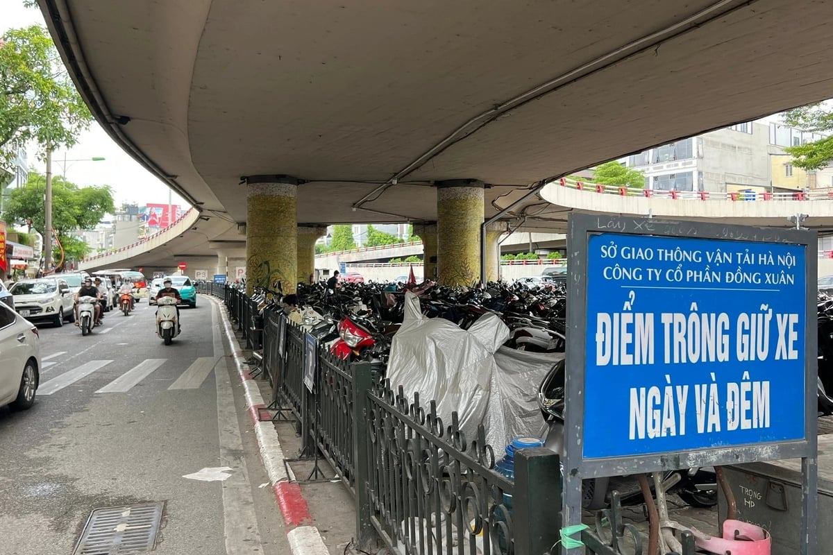 Sở Xây dựng Hà Nội yêu cầu di dời các bãi xe dưới gầm cầu trước ngày 30/10. Ảnh: Nguyễn Trường. Sở Xây dựng Hà Nội yêu cầu di dời các bãi xe dưới gầm cầu trước ngày 30/10. Ảnh: Nguyễn Trường.