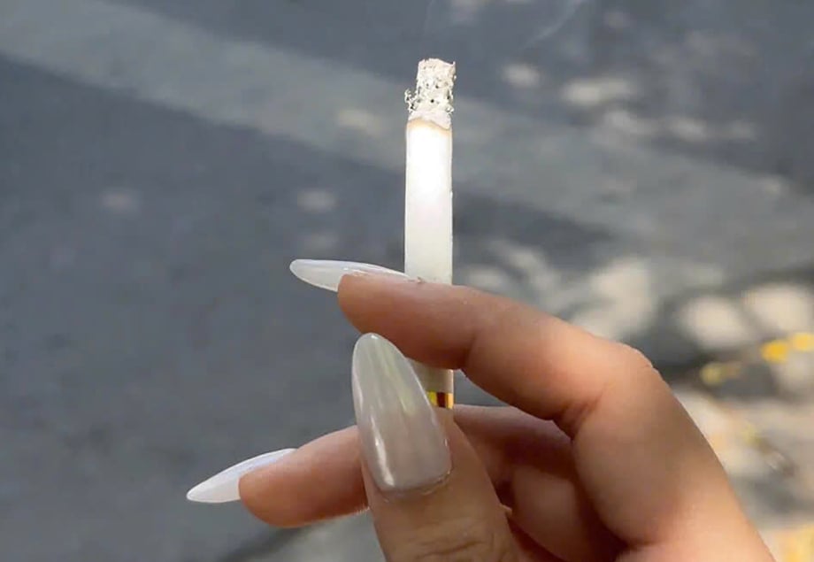 Hít khói thuốc vào cơ thể đều làm tăng nguy cơ bệnh tim mạch, ung thư và suy giảm miễn dịch. Ảnh: Phạm Thủy. Hít khói thuốc vào cơ thể đều làm tăng nguy cơ bệnh tim mạch, ung thư và suy giảm miễn dịch. Ảnh: Phạm Thủy.
