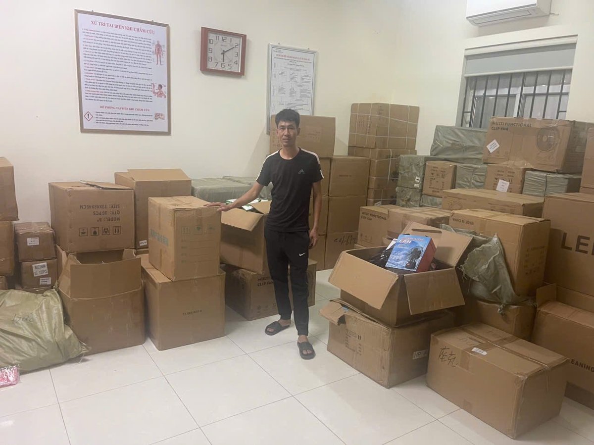 Lái xe C cùng 2.000 sản phẩm đồ điện gia dụng không rõ nguồn gốc xuất xứ. Ảnh: Công an TP Hà Nội. Lái xe C cùng 2.000 sản phẩm đồ điện gia dụng không rõ nguồn gốc xuất xứ. Ảnh: Công an TP Hà Nội.