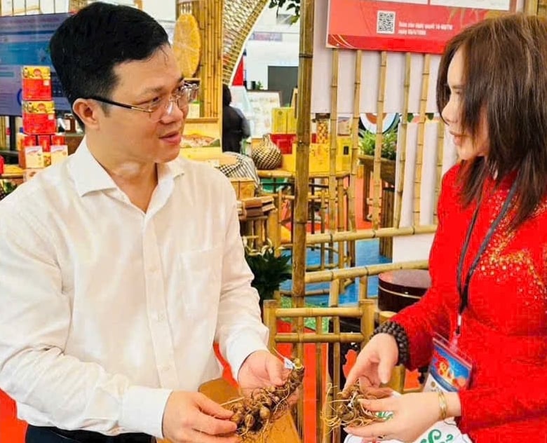 Ông Nguyễn Văn Long, Vụ trưởng Vụ Khoa học và Công nghệ (Bộ Nông nghiệp và Môi trường) thăm gian hàng của Công ty Cổ phần Sâm Ngọc Linh TuMơRông Kon Tum tại Triển lãm Thành tựu Đất nước. Ảnh: TX. Ông Nguyễn Văn Long, Vụ trưởng Vụ Khoa học và Công nghệ (Bộ Nông nghiệp và Môi trường) thăm gian hàng của Công ty Cổ phần Sâm Ngọc Linh TuMơRông Kon Tum tại Triển lãm Thành tựu Đất nước. Ảnh: TX.
