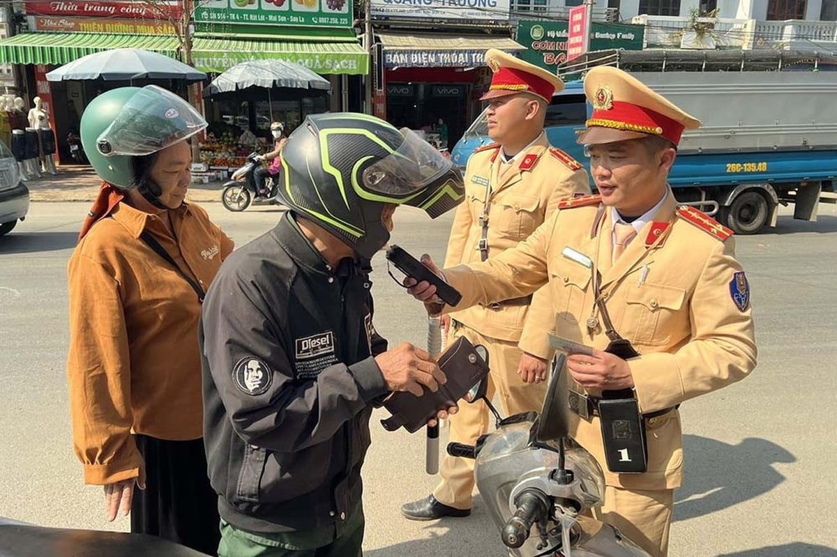 Lực lượng Cảnh sát giao thông - Công an tỉnh Sơn La tăng cường tuần tra, kiểm soát giao thông trên địa bàn. Ảnh: Cao Thiên. Lực lượng Cảnh sát giao thông - Công an tỉnh Sơn La tăng cường tuần tra, kiểm soát giao thông trên địa bàn. Ảnh: Cao Thiên.