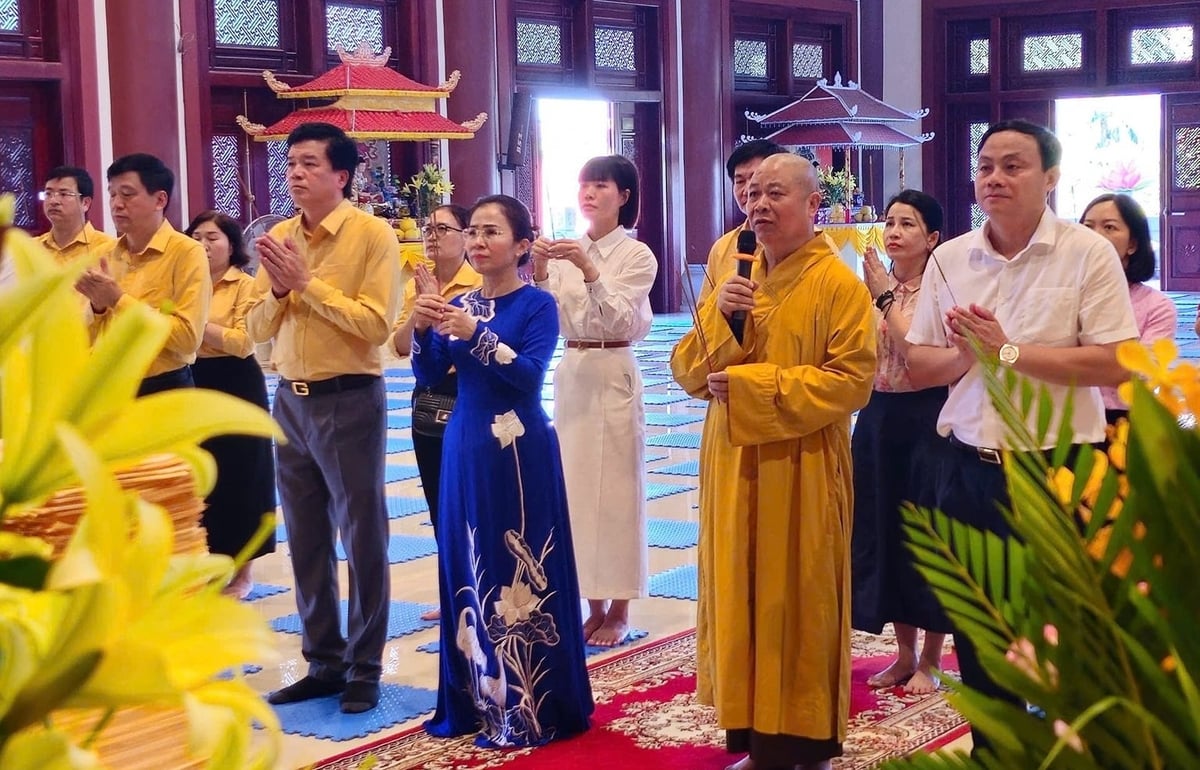 Bà Võ Thị Minh Sinh, Chủ tịch Ủy ban MTTQ Việt Nam tỉnh Nghệ An dâng hương lễ Phật tại chính điện chùa Diệc. Ảnh: Hữu Tình.
