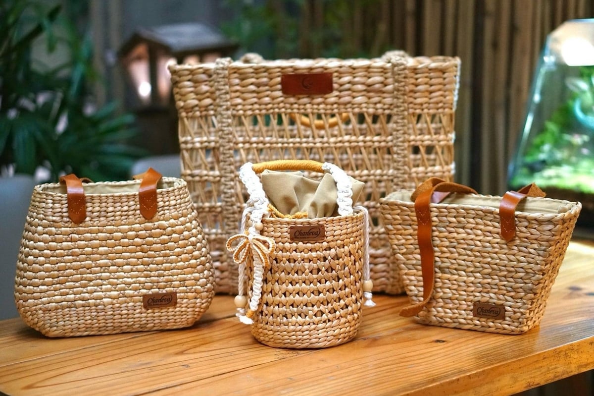 Một số sản phẩm thủ công mỹ nghệ được đan lát từ lục bình. Ảnh: Kim Anh. Một số sản phẩm thủ công mỹ nghệ được đan lát từ lục bình. Ảnh: Kim Anh.