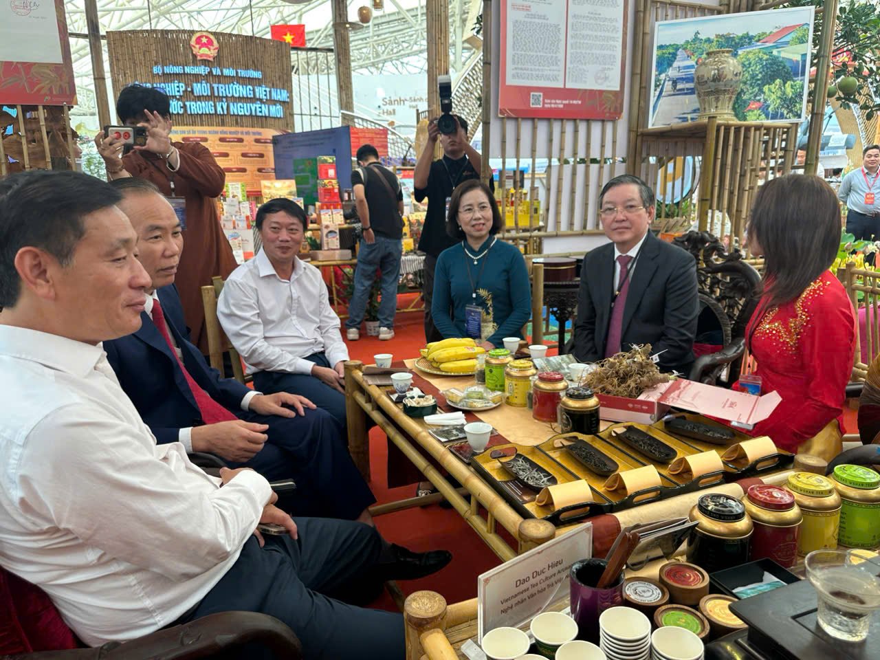 Thứ trưởng Bộ Nông nghiệp và Môi trường Phùng Đức Tiến và Chủ tịch Hội Nông dân Việt Nam Lương Quốc Đoàn cùng một số lãnh đạo của các đơn vị trò chuyện với đại diện Công ty Cổ phần Sâm Ngọc Linh TuMơRông Kon Tum. Ảnh: TX. Thứ trưởng Bộ Nông nghiệp và Môi trường Phùng Đức Tiến và Chủ tịch Hội Nông dân Việt Nam Lương Quốc Đoàn cùng một số lãnh đạo của các đơn vị trò chuyện với đại diện Công ty Cổ phần Sâm Ngọc Linh TuMơRông Kon Tum. Ảnh: TX.