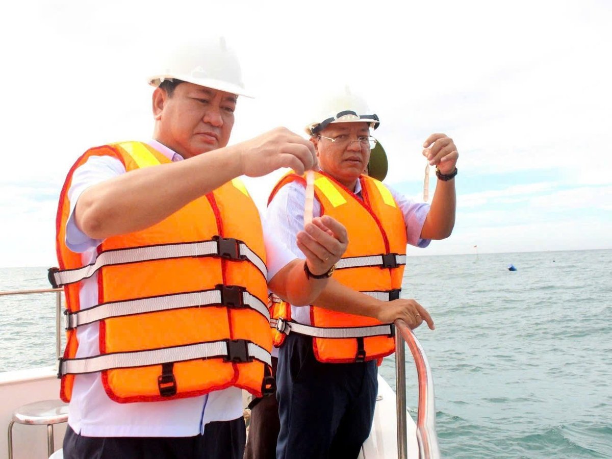 Ông Trần Quốc Nam, Chủ tịch UBND tỉnh Ninh Thuận cũ, hiện là Chủ tịch UBND tỉnh Khánh Hòa, thăm mô hình nuôi biển của Nguyễn Bá Ngọc. Ảnh: Phương Chi.