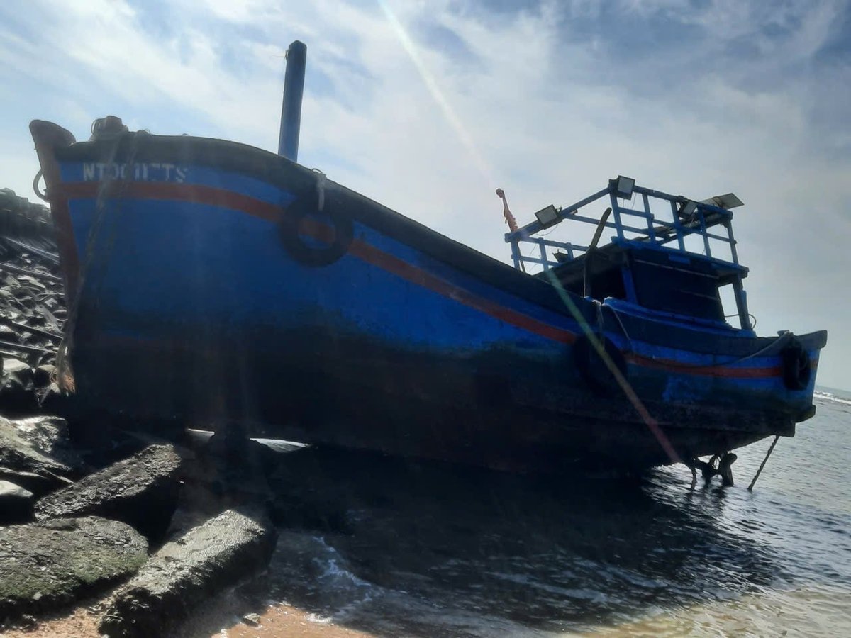 Con thuyền nằm nhớ sóng khơi xa. Ảnh: Hoàng Anh.