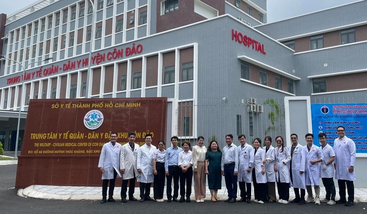 Đoàn 7 bác sĩ giỏi từ các bệnh viện lớn TP.HCM sẽ luân phiên công tác một tháng tại Trung tâm Y tế Quân dân Y Côn Đảo từ ngày 3/9, mang dịch vụ y tế chất lượng đến vùng đảo xa. Ảnh: UBND đặc khu Côn Đảo. Đoàn 7 bác sĩ giỏi từ các bệnh viện lớn TP.HCM sẽ luân phiên công tác một tháng tại Trung tâm Y tế Quân dân Y Côn Đảo từ ngày 3/9, mang dịch vụ y tế chất lượng đến vùng đảo xa. Ảnh: UBND đặc khu Côn Đảo.