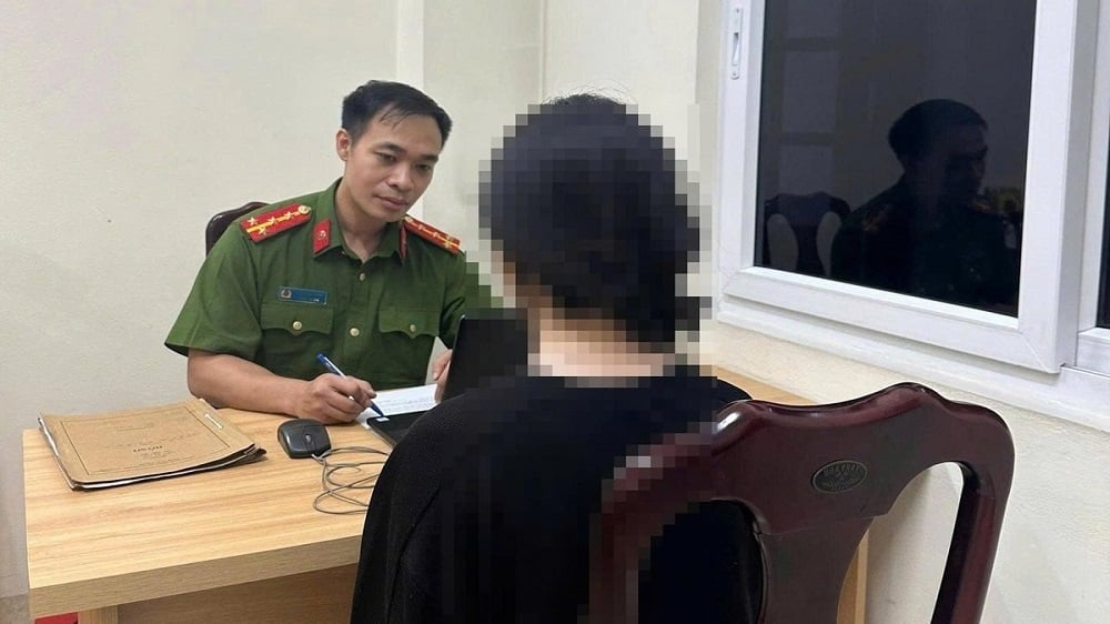 Nữ sinh M được Công an phường Ô Chợ Dừa giải thích về việc lừa đảo, bắt cóc online. Ảnh: Công an TP Hà Nội. Nữ sinh M được Công an phường Ô Chợ Dừa giải thích về việc lừa đảo, bắt cóc online. Ảnh: Công an TP Hà Nội.