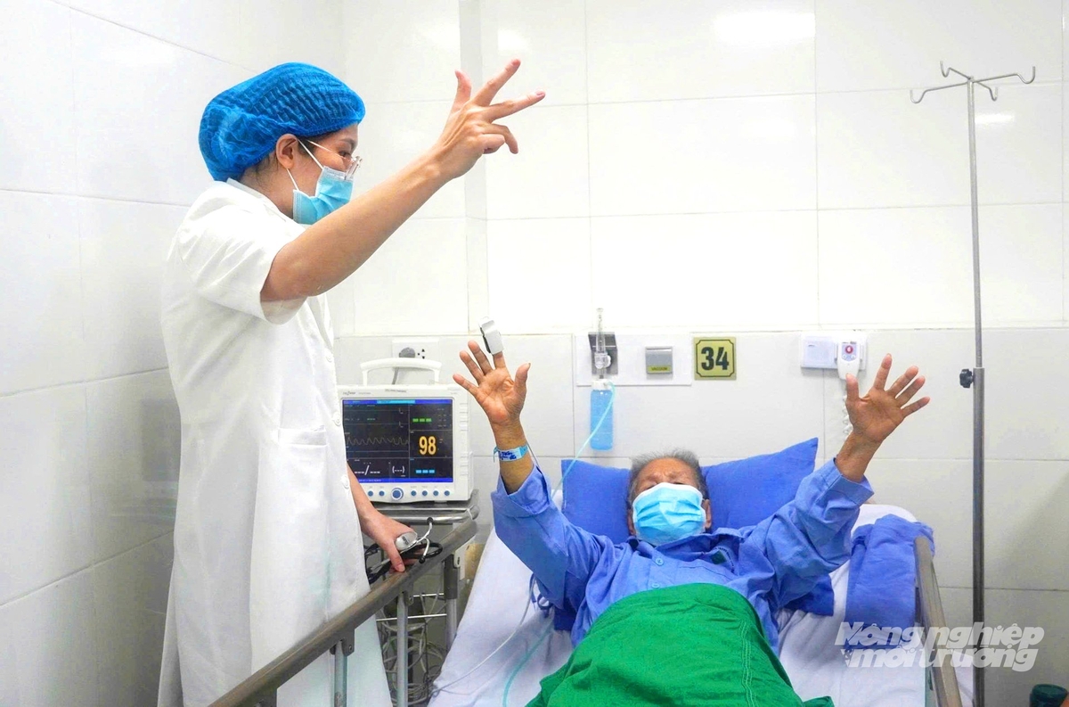 Hiện tại, sức khỏe cụ bà L.T.T., 90 tuổi, hồi phục khả quan, tiếp xúc tốt, không có dấu hiệu yếu liệt. Ảnh: Lê Hoàng Vũ. Hiện tại, sức khỏe cụ bà L.T.T., 90 tuổi, hồi phục khả quan, tiếp xúc tốt, không có dấu hiệu yếu liệt. Ảnh: Lê Hoàng Vũ.