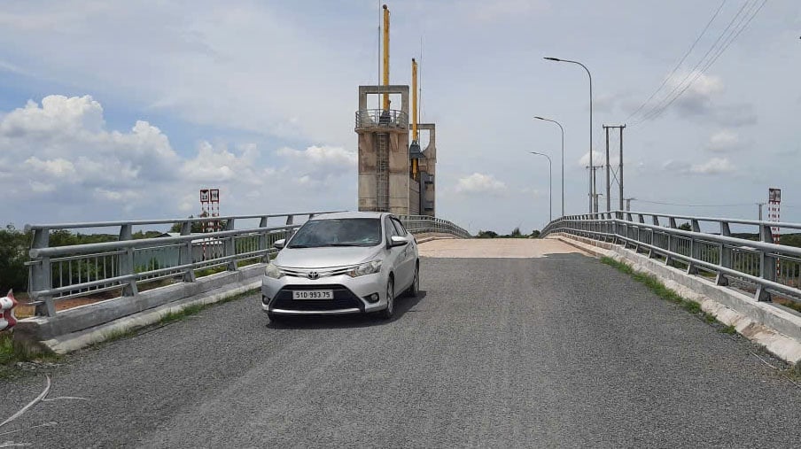 Hạ tầng được đầu tư xây dựng, góp phần thúc đẩy kinh tế - xã hội vùng ven biển phát triển. Ảnh: Thanh Bạch. Hạ tầng được đầu tư xây dựng, góp phần thúc đẩy kinh tế - xã hội vùng ven biển phát triển. Ảnh: Thanh Bạch.