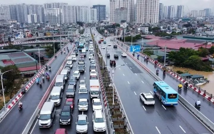 Cấm ô tô tải trọng trên 18 tấn từ cầu Vĩnh Tuy đi đường Nguyễn Khoái, sau vụ cháy gầm cầu thiêu rụi 500 xe máy. Ảnh: Nhân Dân. Cấm ô tô tải trọng trên 18 tấn từ cầu Vĩnh Tuy đi đường Nguyễn Khoái, sau vụ cháy gầm cầu thiêu rụi 500 xe máy. Ảnh: Nhân Dân.