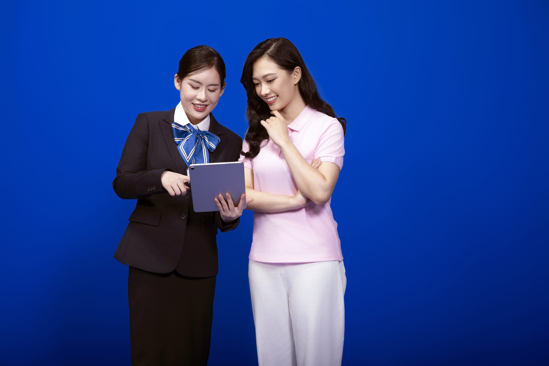 Cán bộ công nhân viên EVNHANOI hướng dẫn khách hàng sử dụng dịch vụ điện. Ảnh: EVNHANOI. Cán bộ công nhân viên EVNHANOI hướng dẫn khách hàng sử dụng dịch vụ điện. Ảnh: EVNHANOI.