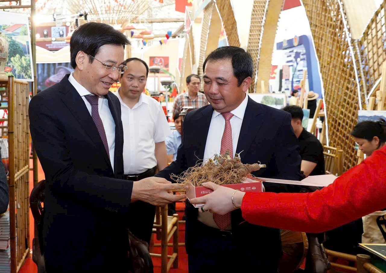 Quyền Bộ trưởng Bộ Nông nghiệp và Môi trường Trần Đức Thắng quan tâm đến các sản phẩm Sâm Ngọc Linh của Công ty Cổ phần Sâm Ngọc Linh TuMơRông Kon Tum tại Triển lãm Thành tựu Đất nước. Ảnh: TX. Quyền Bộ trưởng Bộ Nông nghiệp và Môi trường Trần Đức Thắng quan tâm đến các sản phẩm Sâm Ngọc Linh của Công ty Cổ phần Sâm Ngọc Linh TuMơRông Kon Tum tại Triển lãm Thành tựu Đất nước. Ảnh: TX.