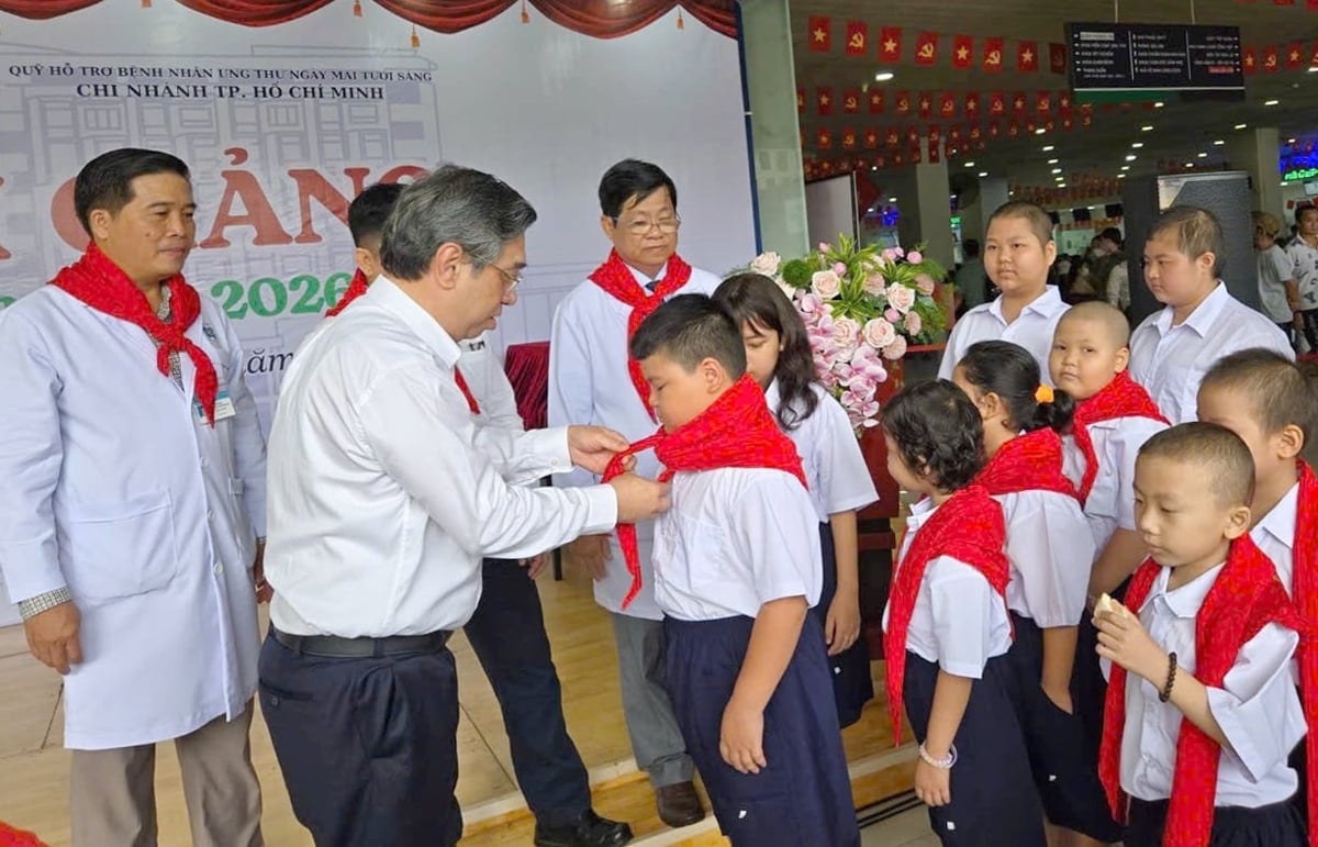 Ông Nguyễn Phước Lộc, Phó Bí thư Thành ủy thắt khăn quàng đỏ cho từng học sinh của lớp học Hoa Hướng Dương. Ảnh: BH. Ông Nguyễn Phước Lộc, Phó Bí thư Thành ủy thắt khăn quàng đỏ cho từng học sinh của lớp học Hoa Hướng Dương. Ảnh: BH.