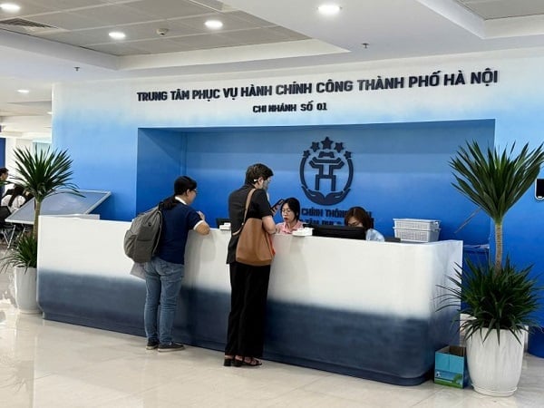 Người dân đến làm thủ tục tại Trung tâm Phục vụ hành chính công chi nhánh 1 TP Hà Nội. Ảnh: Thùy Linh. Người dân đến làm thủ tục tại Trung tâm Phục vụ hành chính công chi nhánh 1 TP Hà Nội. Ảnh: Thùy Linh.
