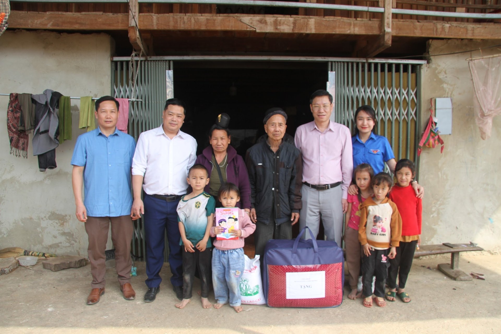 Sở Nông nghiệp và Môi trường Sơn La thăm hỏi, trao quà cho các hộ gia đình chính sách, hộ nghèo, hoàn cảnh khó khăn trên địa bàn xã Mường Bám. Ảnh: Nguyễn Nga. Sở Nông nghiệp và Môi trường Sơn La thăm hỏi, trao quà cho các hộ gia đình chính sách, hộ nghèo, hoàn cảnh khó khăn trên địa bàn xã Mường Bám. Ảnh: Nguyễn Nga.