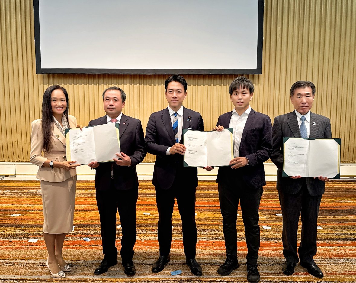 Ông Trần Đức Thắng, Quyền Bộ trưởng Nông nghiệp và Môi trường (thứ hai, từ trái sang phải) và ông Koizumi Shinjiro, Bộ trưởng Nông Lâm Ngư nghiệp Nhật Bản (thứ ba, từ trái sang phải) chứng kiến biên bản thỏa luận giữa Tập đoàn PAN, Công ty AGRI SMILE và Viện Nghiên cứu Mitsubishi. Ảnh: PAN Group. Ông Trần Đức Thắng, Quyền Bộ trưởng Nông nghiệp và Môi trường (thứ hai, từ trái sang phải) và ông Koizumi Shinjiro, Bộ trưởng Nông Lâm Ngư nghiệp Nhật Bản (thứ ba, từ trái sang phải) chứng kiến biên bản thỏa luận giữa Tập đoàn PAN, Công ty AGRI SMILE và Viện Nghiên cứu Mitsubishi. Ảnh: PAN Group.