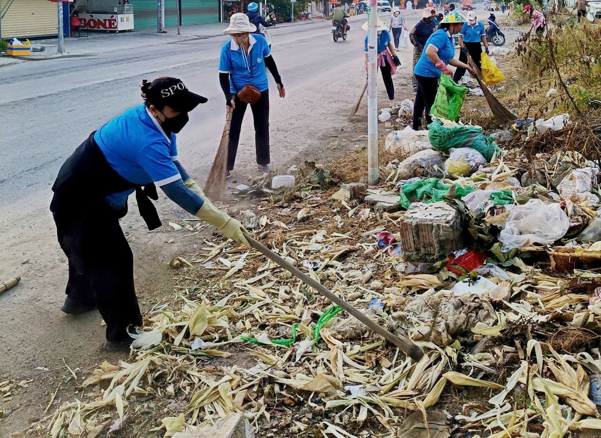 Hội Liên hiệp Phụ nữ tỉnh Khánh Hòa ra quân thu gom rác thải, làm sạch môi trường. Ảnh: Phương Chi. Hội Liên hiệp Phụ nữ tỉnh Khánh Hòa ra quân thu gom rác thải, làm sạch môi trường. Ảnh: Phương Chi.