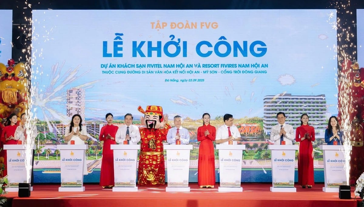 Đại biểu lãnh đạo thành phố Đà Nẵng và đại diện chủ đầu tư thực hiện nghi thức khởi công dự án. Ảnh: Lan Anh. Đại biểu lãnh đạo thành phố Đà Nẵng và đại diện chủ đầu tư thực hiện nghi thức khởi công dự án. Ảnh: Lan Anh.