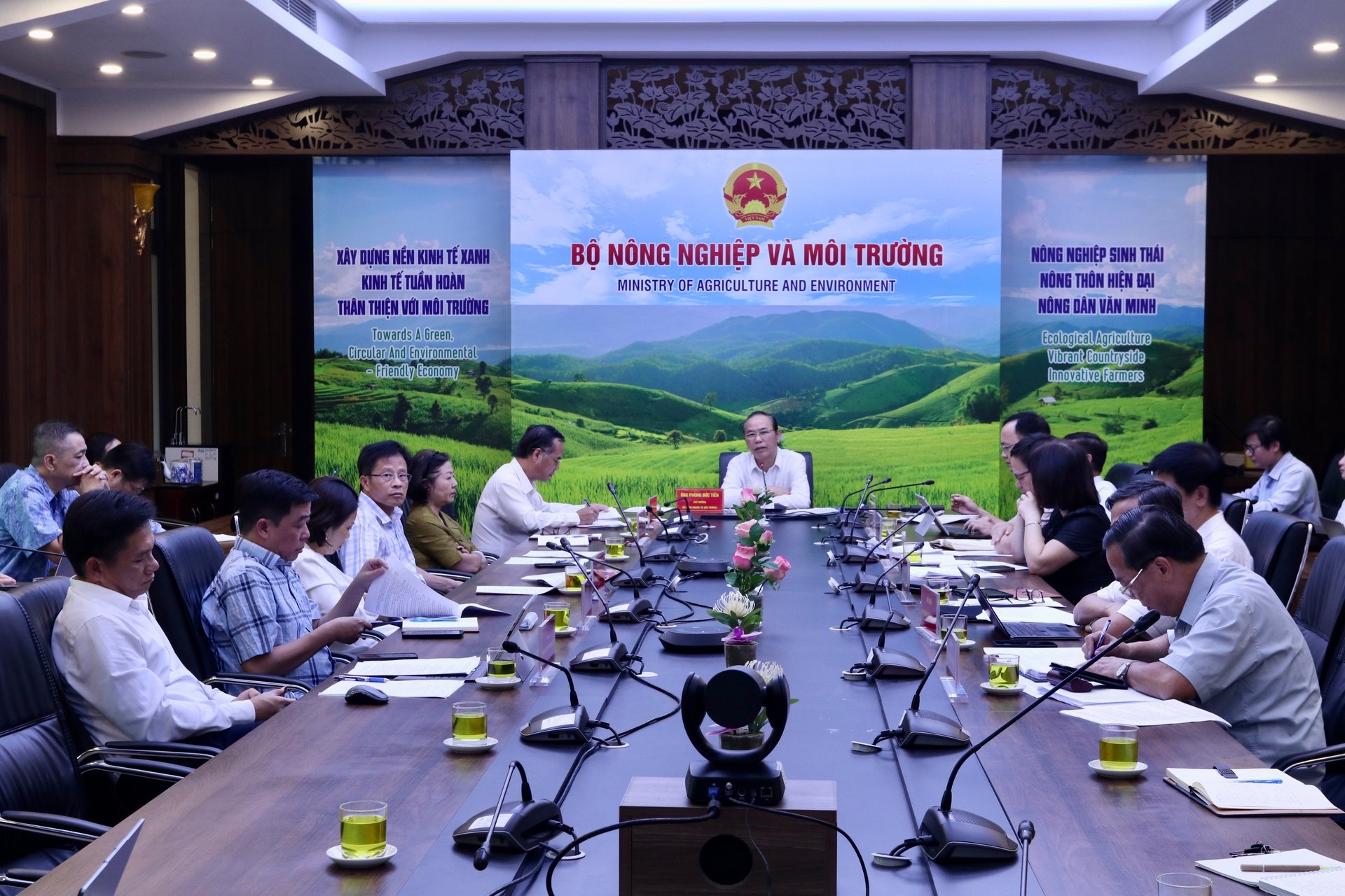 Thứ trưởng Phùng Đức Tiến chủ trì cuộc họp đánh giá tình hình chăn nuôi, thú y tháng 8 và triển khai nhiệm vụ trọng tâm tháng 9/2025. Ảnh: Hoài Thơ. Thứ trưởng Phùng Đức Tiến chủ trì cuộc họp đánh giá tình hình chăn nuôi, thú y tháng 8 và triển khai nhiệm vụ trọng tâm tháng 9/2025. Ảnh: Hoài Thơ.