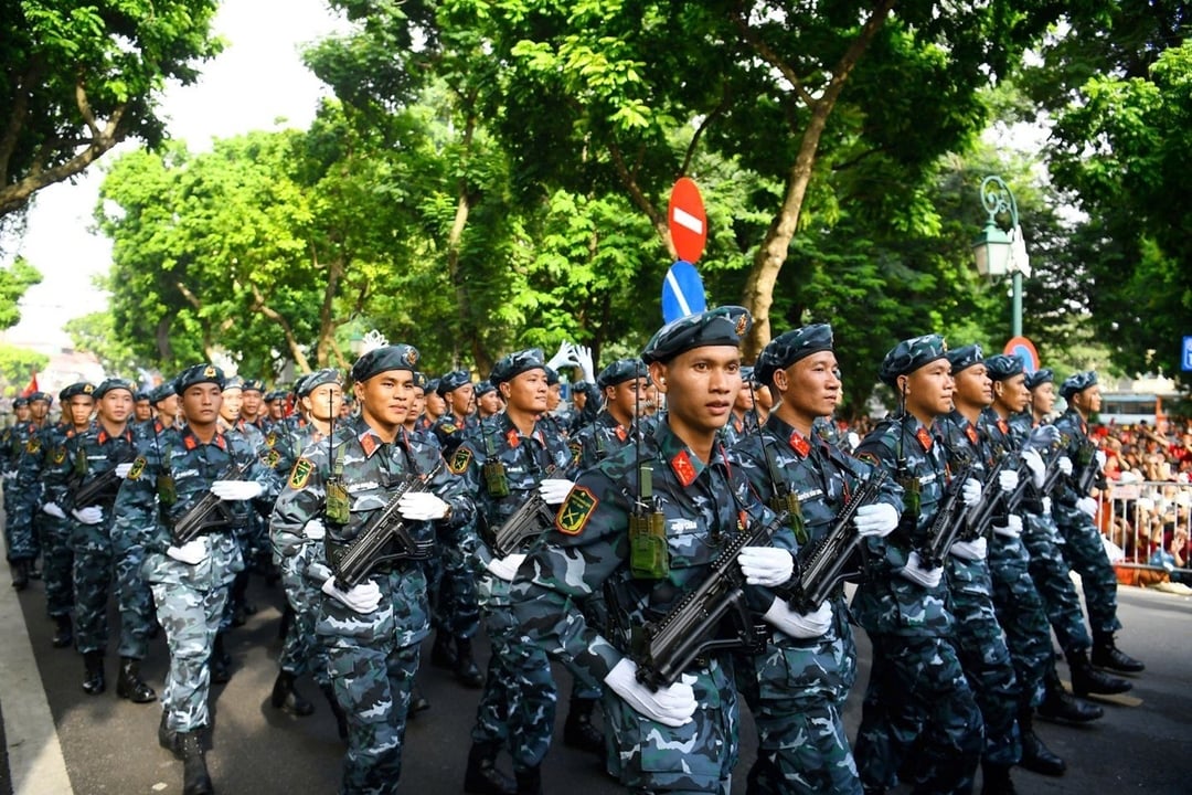 Máy thu phát vô tuyến điện cá nhân do Viettel nghiên cứu, sản xuất được trang bị cho các chiến sĩ. Ảnh: TN.