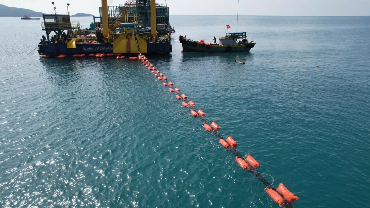 Thi công kéo dải cáp ngầm cấp điện từ điện lưới quốc gia ra Côn Đảo. Ảnh: EVN. Thi công kéo dải cáp ngầm cấp điện từ điện lưới quốc gia ra Côn Đảo. Ảnh: EVN.