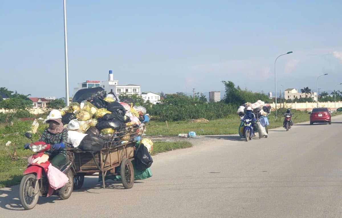 Những chiếc xe gom rác hối hả đưa rác về nơi tập kết. Ảnh: Đình Tiệp. Những chiếc xe gom rác hối hả đưa rác về nơi tập kết. Ảnh: Đình Tiệp.